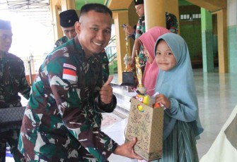 Danyonif 511/DY saat memberikan hadiah lomba anak