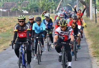 Prajurit Korem 081/DSJ saat berolahraga sepeda