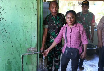 Pangdam Kasuari Mayjen TNI Gabriel Lema saat meninjau TNI Manunggal Air di kampung Waisai