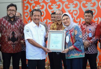 Menteri Kelautan dan Perikanan Satu Wahyu Trenggono saat peresmian cold strored TPI Karangsong Indramayu 