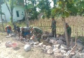 Kerja bakti bersama warga bangun pondasi musholla 