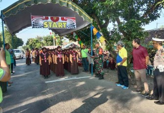 Danramil 09/Saradan Kapten Inf Heru Purnomo saat melepas peserta lomba gerak jalan