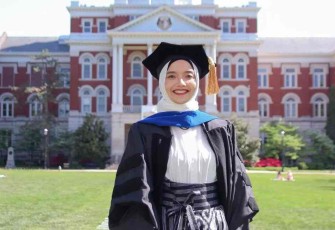 Dokumentasi: Fitria Andayani selepas Kegiatan Wisuda Program Doktoral Missouri School of Journalism, Columbia, Amerika Serikat, 2022.