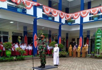 Sertu Murdianto saat menjadi irup di Sekolah Dua SD Satu Atap 