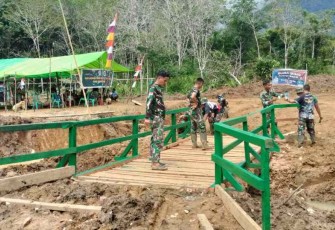 Pengecetan jembatan sasaran fisik TMMD Regtas Ke 114 Kodim 1206/Putussibau di desa Bahenap 