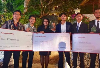 Dokumentasi: Mochammad Naufal Septifiandi (paling kanan) dan Firman Cahya Putra Adistia (kedua dari kanan), Saat Berfoto Bersama Para Pemenang Halliburton AI/ML Innovation Challenge, 2022.