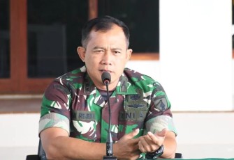 Danrem 081/DSJ Kolonel Inf Deni Rejeki saat memberikan arahan prajuritnya 