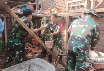 Gotong-royong bantu bangun rumah warga binaan 