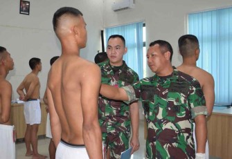 Danlanud Hang Nadim Letkol Pnb Iwan Setiawan saat periksa kondisi casis