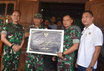 Danrem 081/DSJ Kolonel Inf Deni Rejeki saat meresmikan angkringan babinsa di Nganjuk