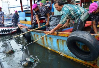 Gerakan nasional laut bersih TNI AL