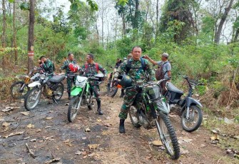 Dandim 0803/Madiun Letkol Inf Meina Helmi saat tinjau lokasi rawan Karhutla 