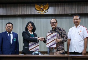 SeskemenkopUKM Arif Rahman saat penandatanganan kerja sama dengan Ketum PP Pordasi Triwaty Marciano di Jakarta 