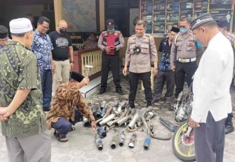 Pemusnahan puluhan knalpot blong di Polsek Parapat