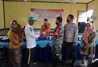 Serka Slamet saat menyerahkan BLT