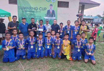 Dirut PUD Pasar Medan bersama juara kompetisi Suwarno Cup