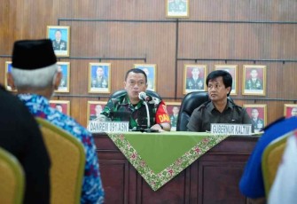 Danrem 091/ASN Brigjen TNI Dendi Suryadi saat memberikan paparan penanganan bencana alam