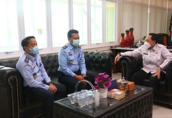 Kadiv Pelayanan Kumham Banten Andi Taletting bersama Rektor Untirta