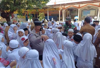 Siswa Siswa SD Muhammadiyah 36 Medan saat sikat gigi massal