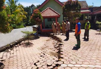 Tanah amblas di halaman SDN 2 Salamwates 
