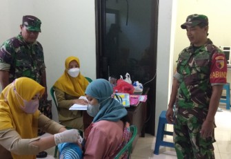 Serma Zaenal saat mendampingi imunisasi 