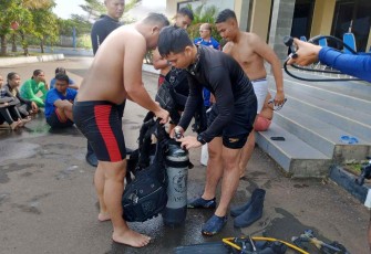 Personel Ditpolairud Polda Banten saat persiapan latihan menyelam
