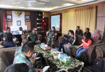 Pangdam Kasuari Mayjen TNI Gabriel Lema saat menerima Ketua KSM Papua Barat Lamek Dowansiba 