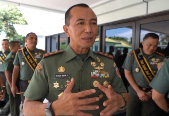 Pangdam Hasanuddin Mayjen TNI Dr. Totok Imam Santoso saat memberikan keterangan pers 