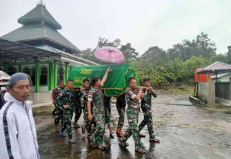 Satgas Yonarmed 19/105 Trk Bogani saat membantu proses pemakaman warga perbatasan 