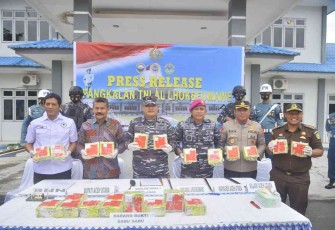 Lanal Lhokseumawe saat konferensi pers terkait temuan 22 Kg paket sabu  