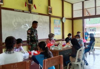 Pemeriksaan kesehatan siswa di SMPN 1 Batang Lupar