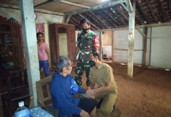 Serma Yudik dampingi males berikan pengobatan ke warga