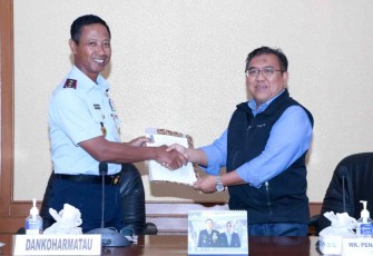 Dankoharmatau Marsda TNI Eddy Supriyono saat menerima hasil Wasrik tim BPK RI 