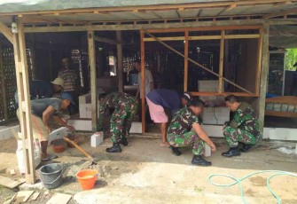 Gotong royong bantu membangun rumah warga binaan