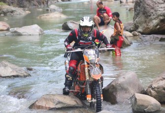Crosser unjuk kebolehan dalam melintasi tantangan Pacitan Adventure Tourism 2022 