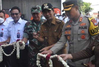 Dandim 0803/Madiun Letkol Inf Meina Helmi saat melepas ekspor HVAC di PT IMS Madiun  
