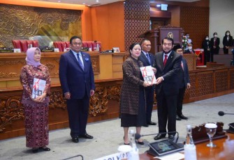 Puan Maharani saat melantik anggota BPK terpilih di Jakarta, Selasa (27/9)