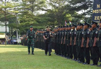Pangdam Jaya Mayjen TNI Untung Budiharto saat inspeksi prajurit 