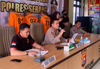 Kapolres Serang AKBP Yudha Satria saat konferensi pers terkait uang palsu. Selasa (27/9)