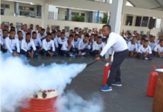 Pelatihan dan pengenalan alat pemadam kebakaran 