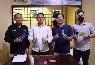 Satres Narkoba Polres Labuhanbatu saat pers release pemasok sabu di lapas Kotapinang. Selasa (27/9)