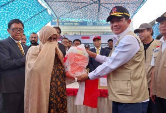 Kepala BNPB Letjen TNI Suharyanto saat menyerahkan bantuan kemanusiaan di Pakistan, Selasa (27/9)