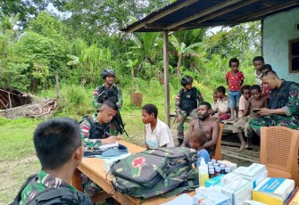 Satgas Yonif 126/KC Berikan Pelayanan Kesehatan 