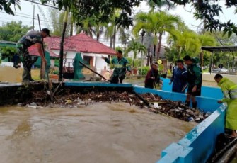 Bersihkan sampah bersama warga binaan