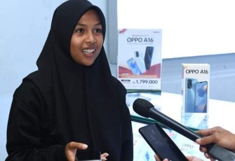 Sabrila saat memberikan keterangan pers usai mendapatkan HP baru dari Presiden Jokowi, Rabu (28/9)