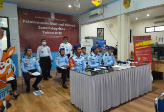 Jajaran Kanim Kelas II TPI Cilegon saat menerima pengarahan Kadiv Keimigrasian Ujo Sujoto, Rabu (28/9)