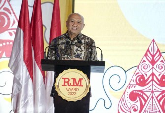 Teten Masduki memberikan sambutan usai menerima penghargaan dalam ajang Rakyat Merdeka Award 2022 di Jakarta, Rabu (28/9)