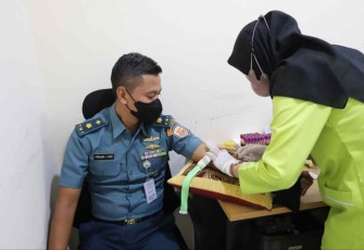Prajurit TNI AL saat cek kesehatan di RSAL dr. Mintohardjo 