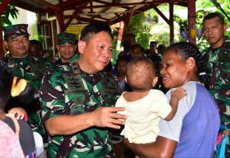 Pangkoarmada III Laksamana Muda TNI Irvansyah saat baksos di puskesmas Tanjung Kasuari. Kamis (29/9)