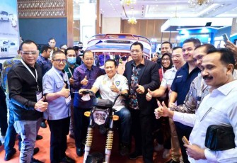 Bambang Soesatyo saat ajang Indonesia Electric Motor Show 2022 di JCC Jakarta, Kamis (29/9)